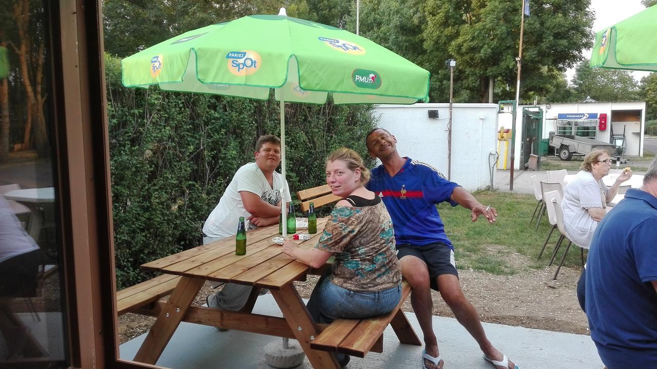 Camping Loisirs Des Groux Mousseaux-sur-Seine Exterior foto